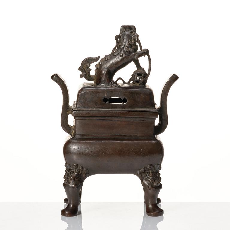 A bronze censer with cover, late Ming dynasty (1368-1644).