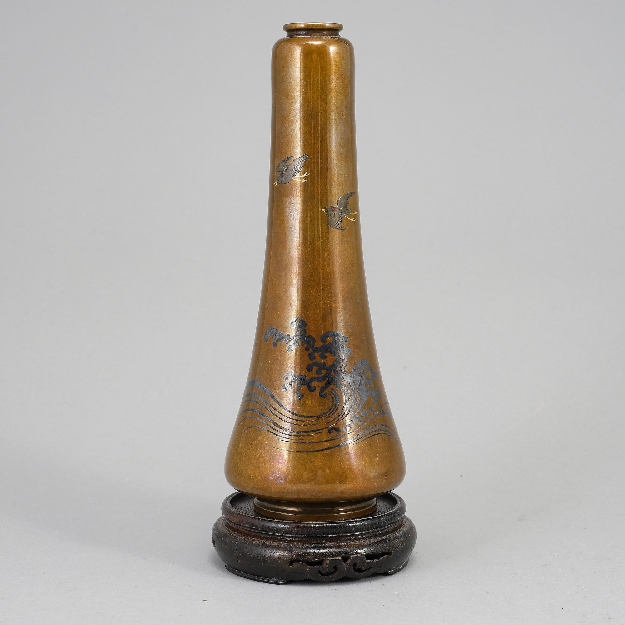 A Japanese bronze vase, Meiji period (1868-1912).