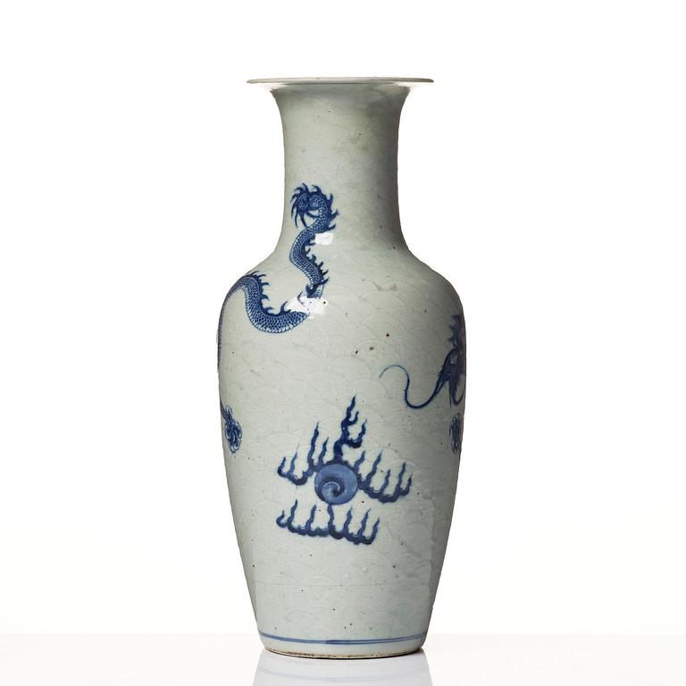 A large Chinese blue and white 'five clawed dragon vase' vase, late Qing dynasty, 19th century.