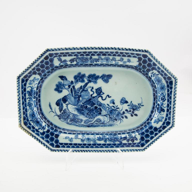 Serving dish a pair of Chinese 18th century porcelain.