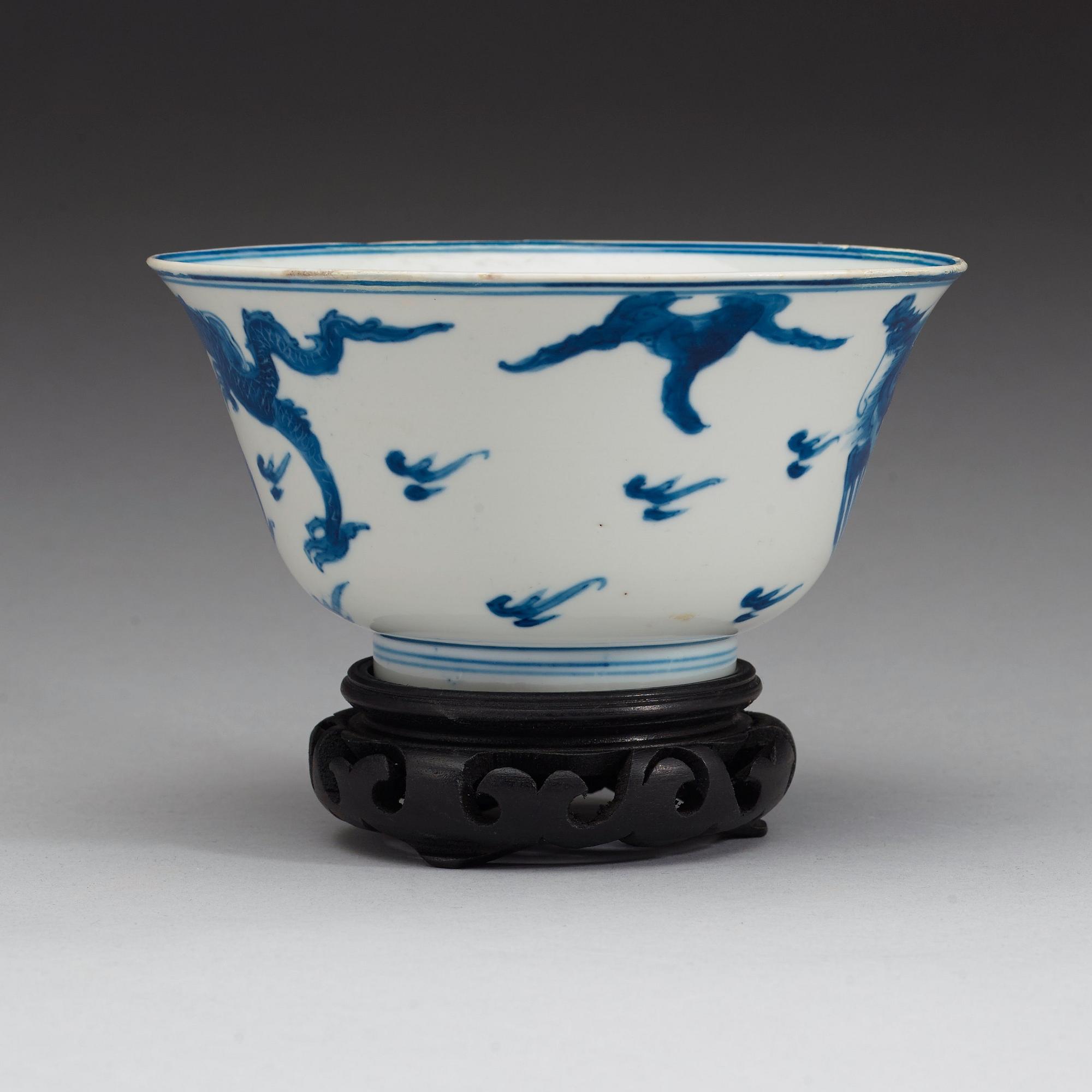 A blue and white dragibn and phoenix bowl, Qing dynasty (1662-1722).