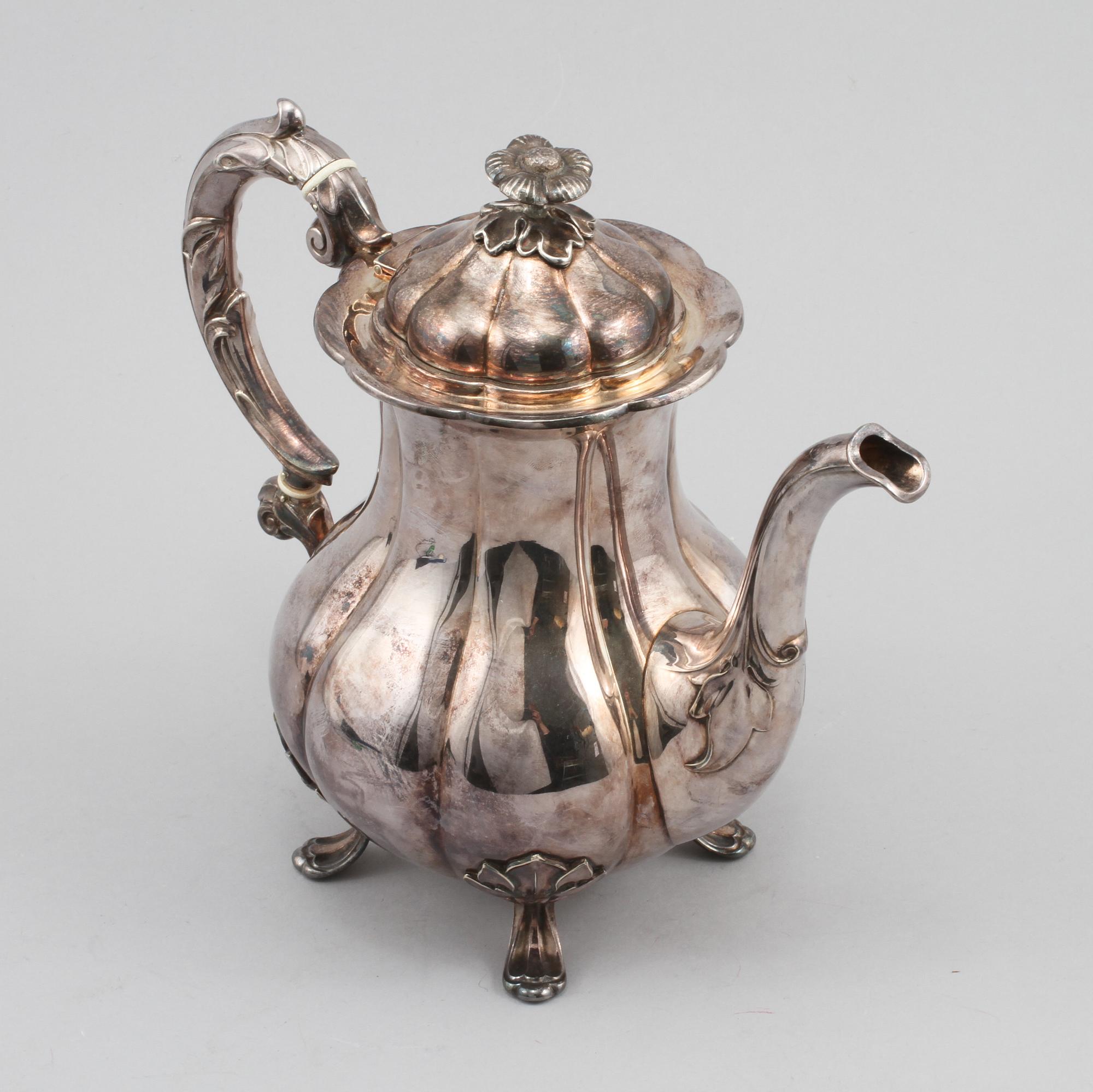 TEKANNA, silver, rokokostil, svenska importstämplar, 1900-talets mitt, vikt 758 g.