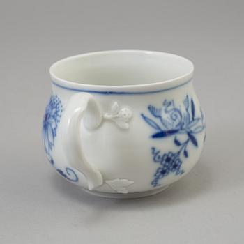 CRÈMEKOPPAR med LOCK och FAT, 12 st, BÄRTALLRIKAR, 12 st, samt DJUP TALLRIK, porslin, Meissen, 1900-tal.