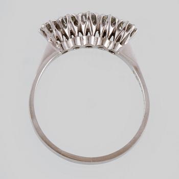RING, 18K vitguld med 5 briljantslipade diamanter 1.0 ct  Juvel-Magnus, Göteborg, 1984. Vikt 4,7 gram.