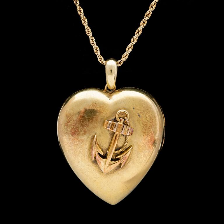 A godl heart pendant, c. 1900.