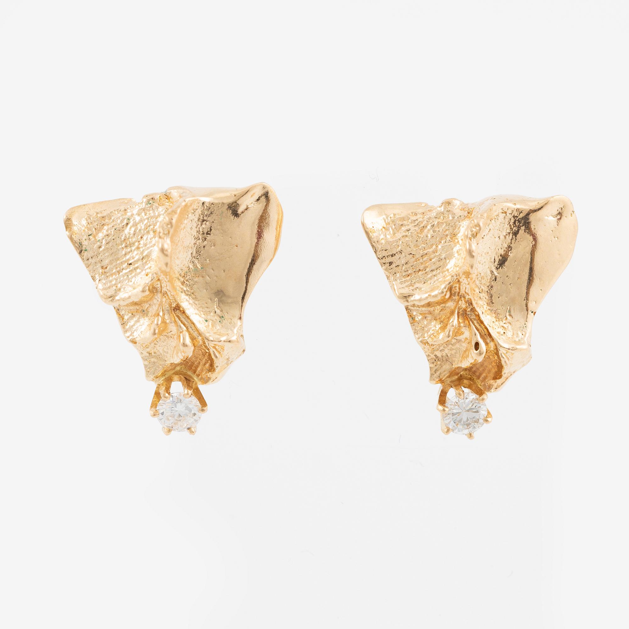 Örhängen 18K guld med briljantslipade diamanter.