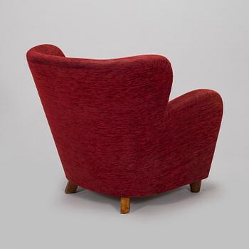 A mid-20th-century armchair.