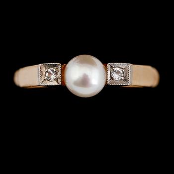RING, 18K guld, odlad pärla och diamanter, CG Hallberg 1947. Total vikt ca 6 g.