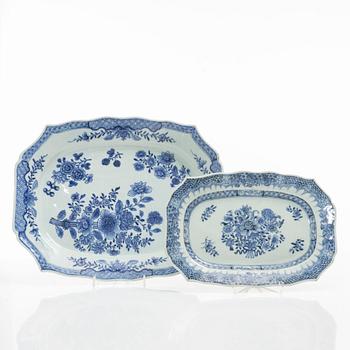 Stekfat, två stycken, kompaniporslin, Kina, Qingdynastin, Qianlong (1736-95).