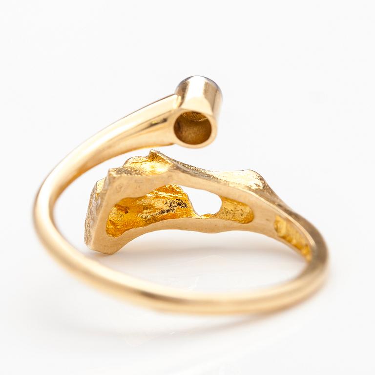 BJÖRN WECKSTRÖM, An 18K gold ring "Diamond well" with a 8/8 cut diamond ca. 0.02 ct. Lapponia 1972.