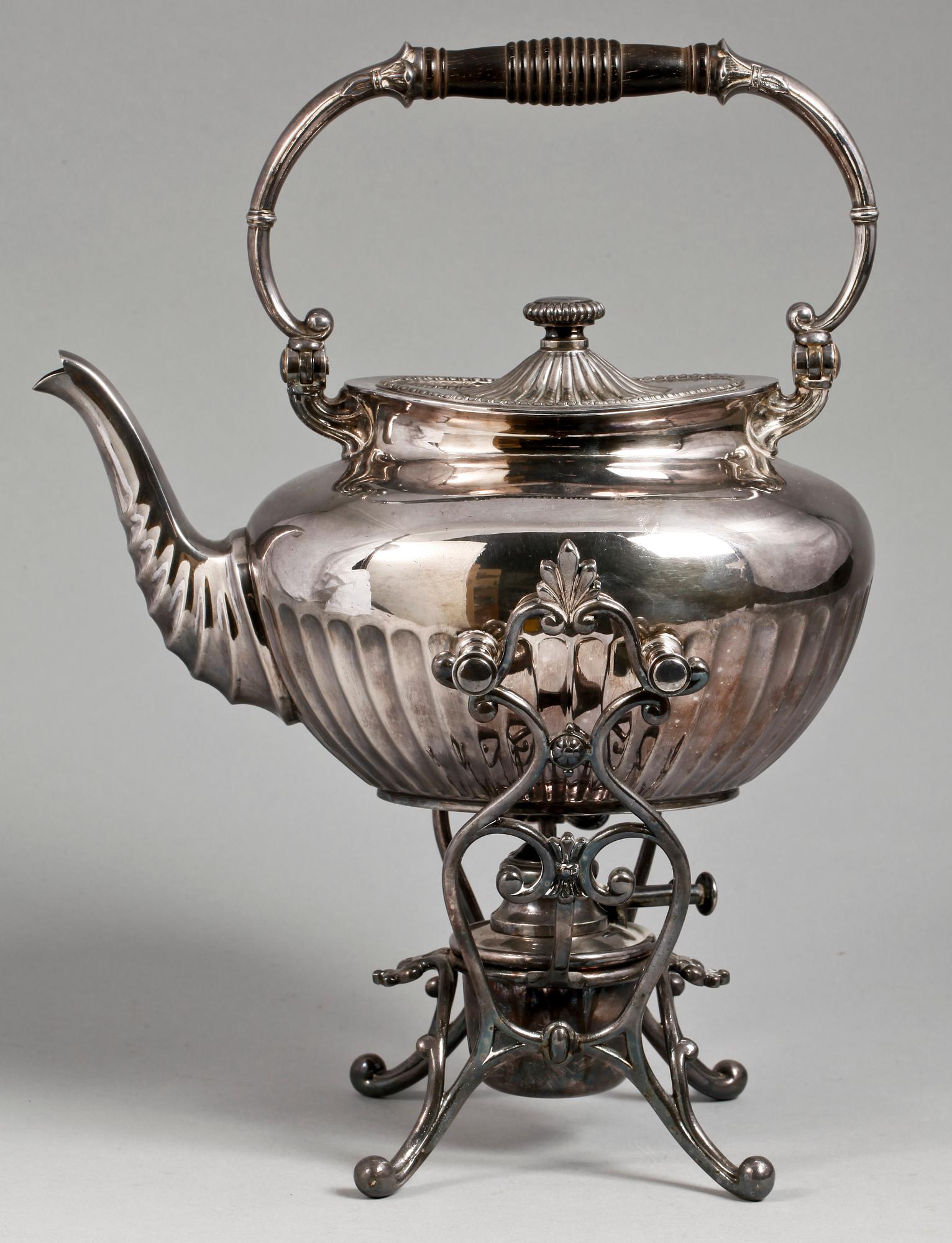 TEKANNA PÅ RECHAUD, nysilver, A.G. Dufva. Tidigt 1900-tal.