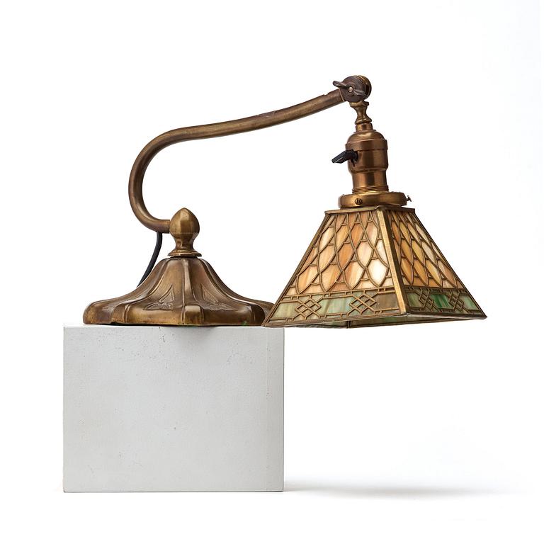 A Handel early 20th C bronze and glass adjustable pianolamp, U.S.A.