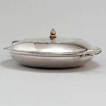 An English 19th century silver serving dish and cover, marked IR London 1844.