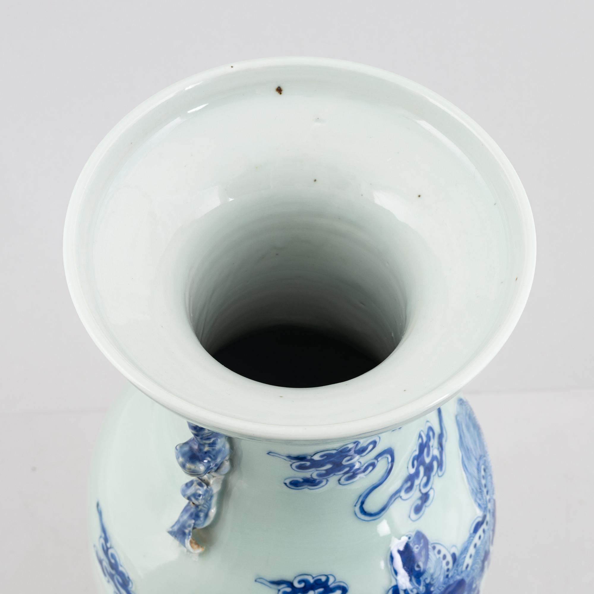 A Chinese porcelain vase, Qing dynasty, 19th Century.