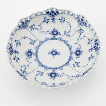 Royal Copenhagen, 4 porcelain 'Musselmalet' serving plates, modelnr 1023, Denmark.