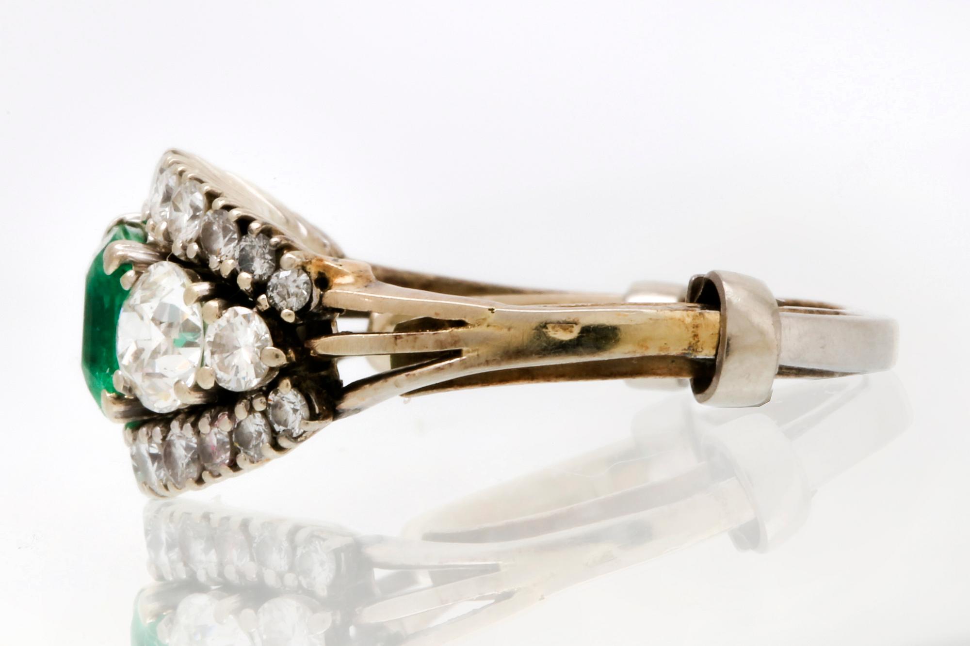 Ring 18K vitguld med 1 smaragd och gammalslipade briljanter och briljanter ca 1 ct.