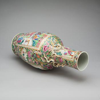 GOLVVAS, porslin. Kina. 1900-tal.