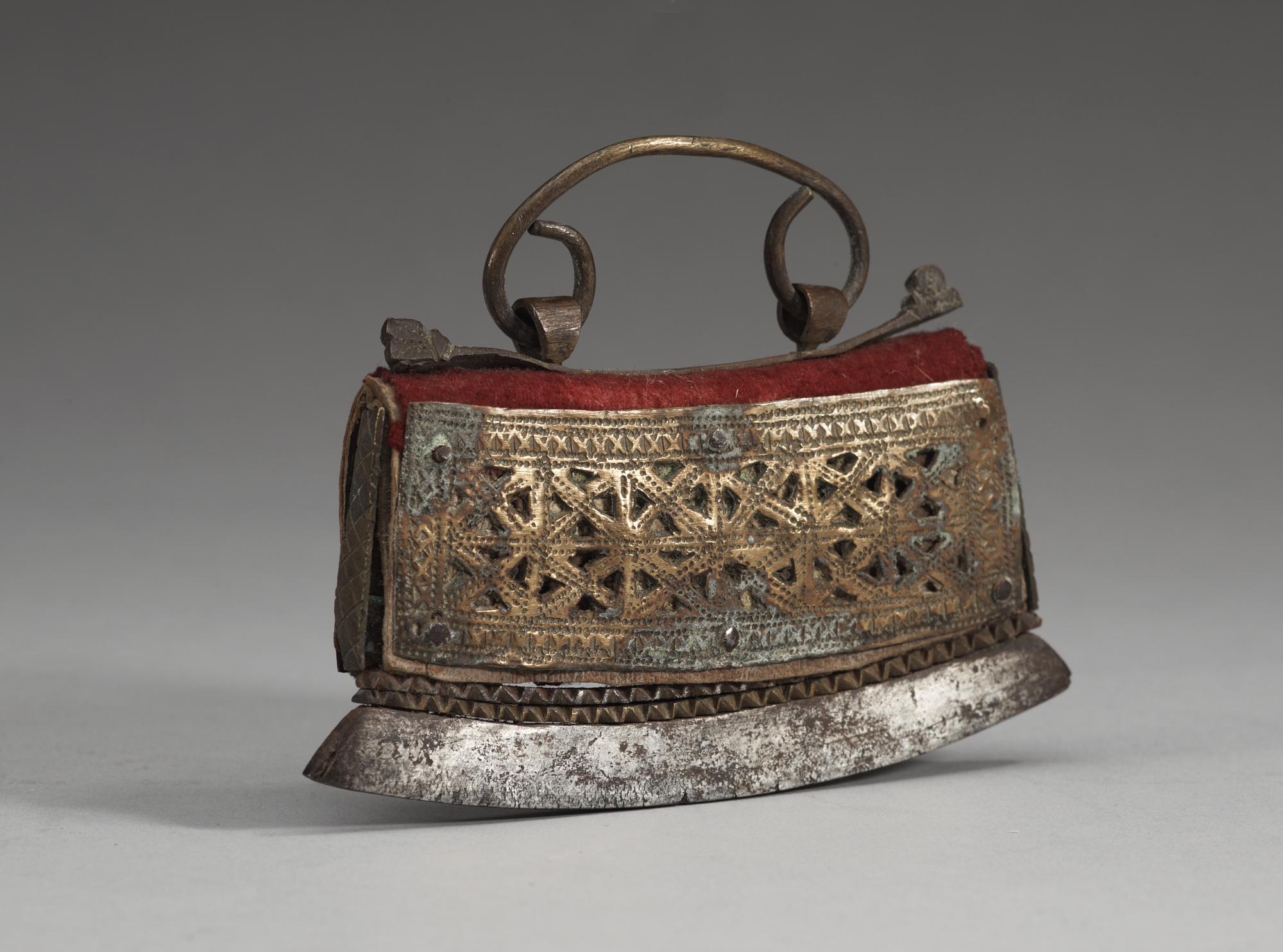 ELDSTÅL med REDSKAP, metall samt textil. Qing dynastin.