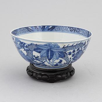 A Chinese blue and white porcelain bowl, late 19th century.