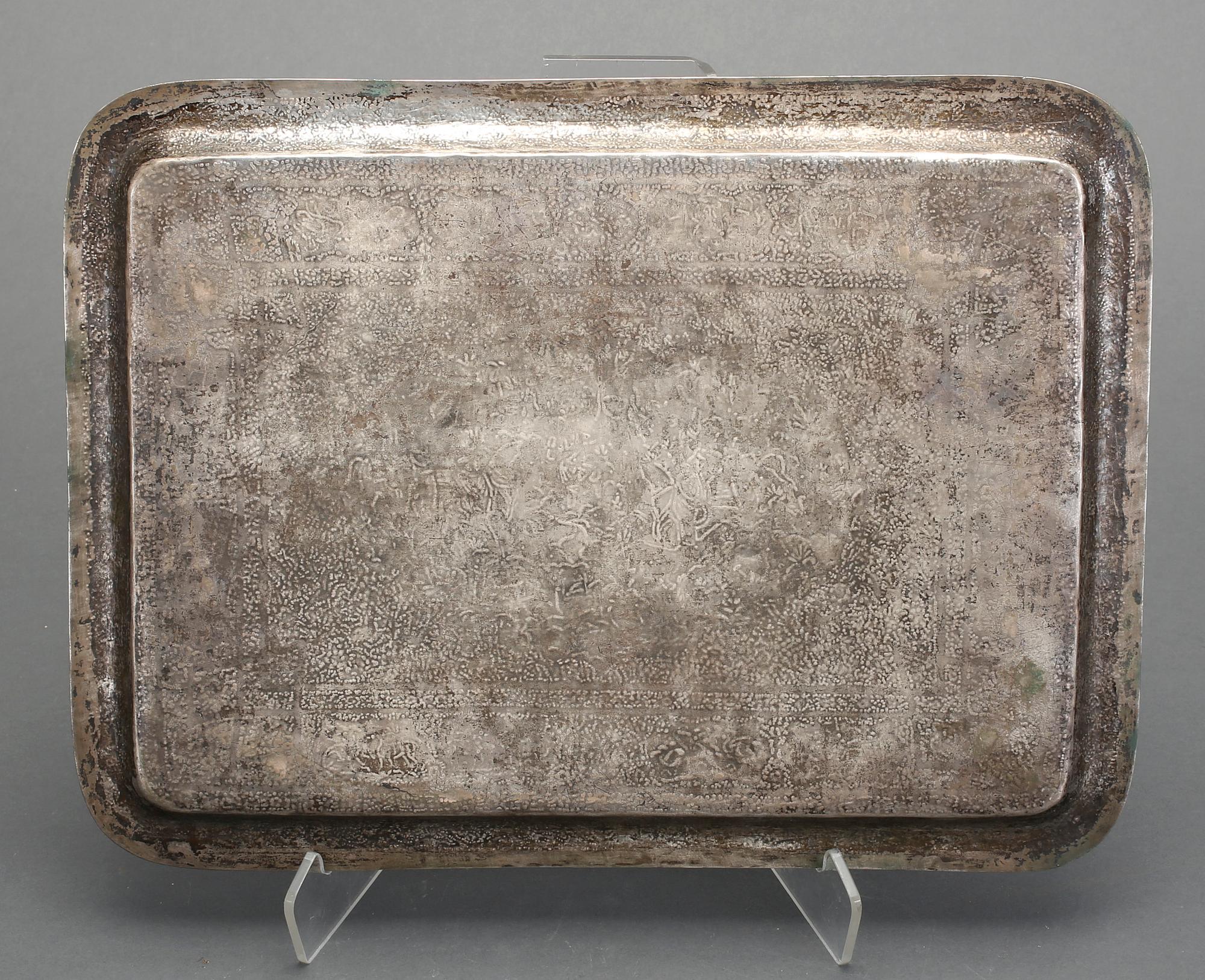 BRICKA, Indien, låghaltigt silver, saknar stämplar, 1900-tal. Vikt ca 1000 g.