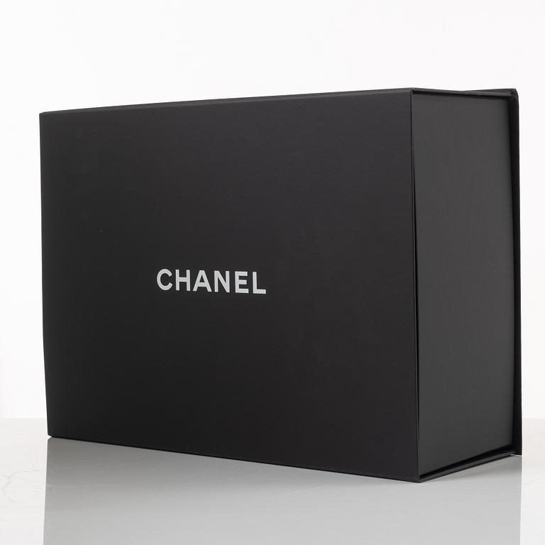 Chanel, bag, "19 Medium Flap Bag".