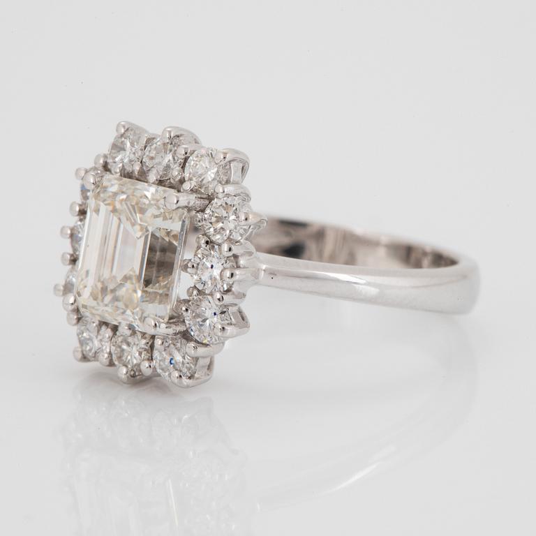 Ring 18K guld med en smaragdslipad diamant 2.04 ct kvalitet J vs1 enligt medföljande IGI certifikat.