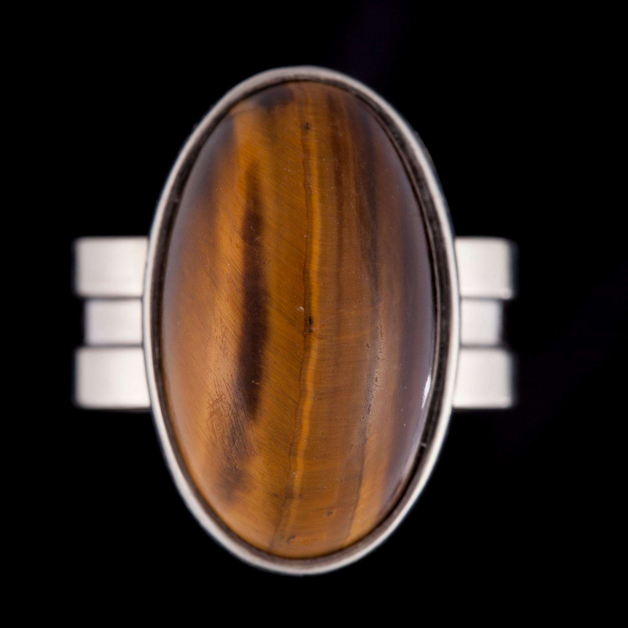 ARMSMYCKE, RING och BROSCH, silver, tigeröga. Åbo, 1960-70. Vikt totalt ca 39,7 g.