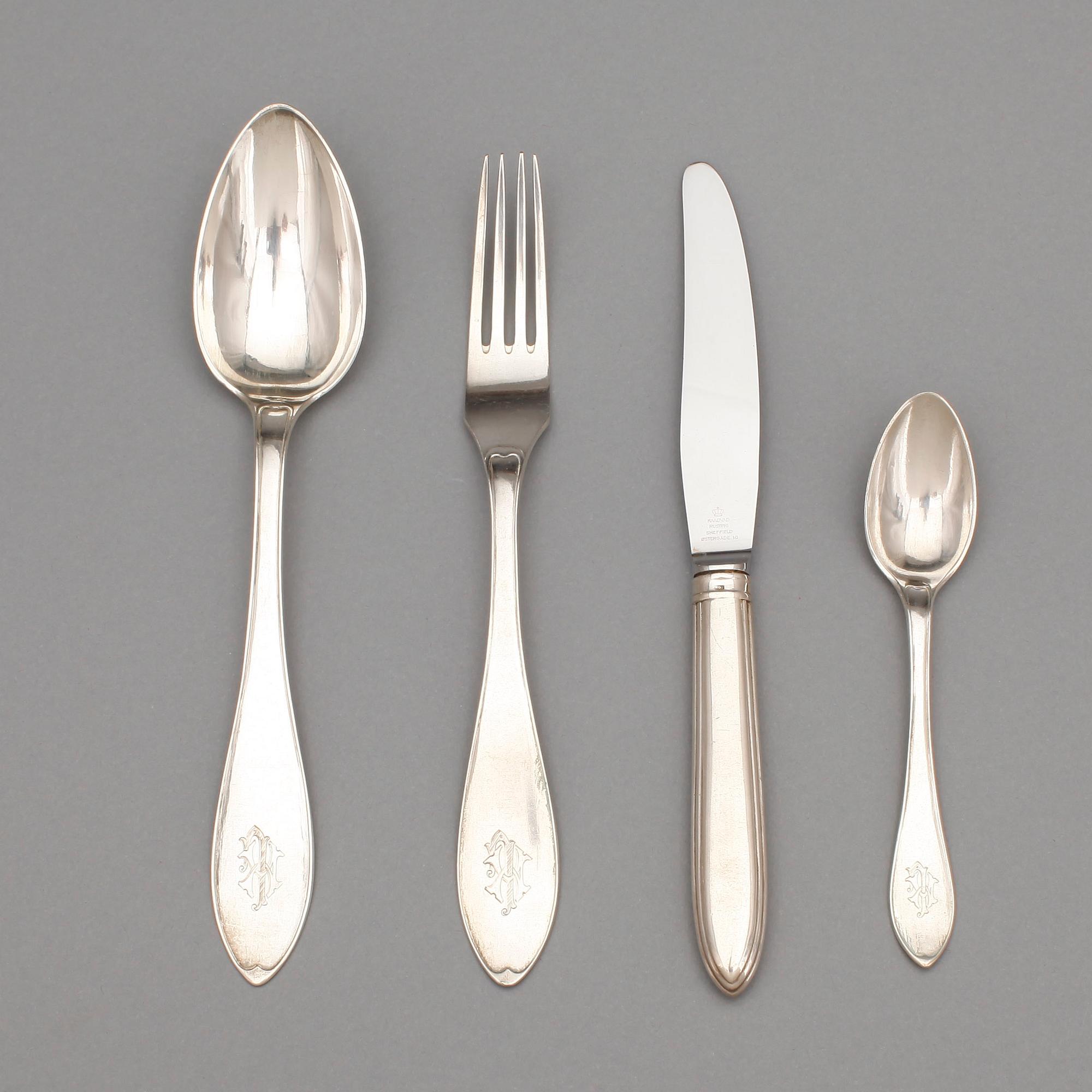 BESTICKSERVISDELAR, 39 delar, silver, C G Hallberg, 1800/1900-tal. Vikt ca 2000 gram.