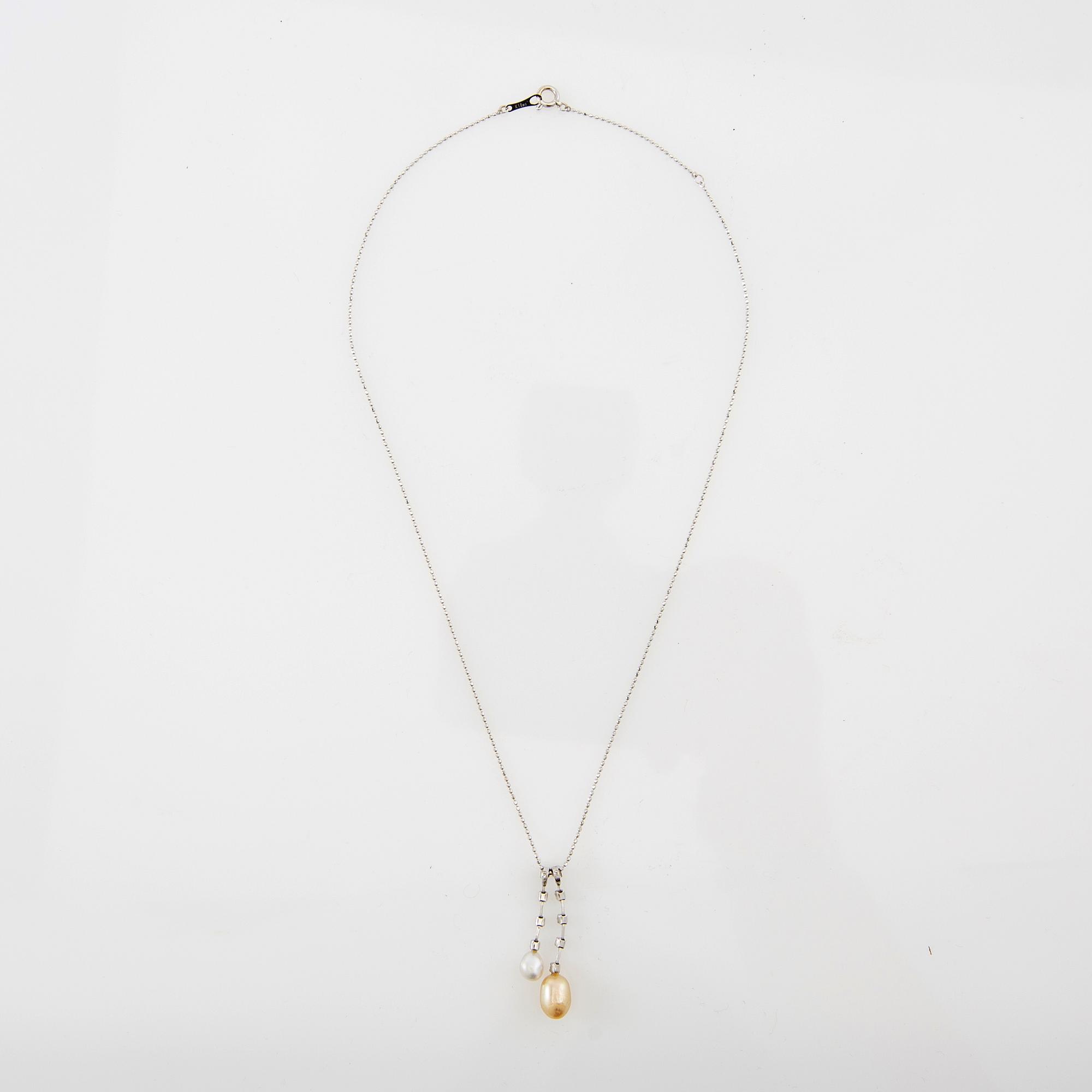 Hängsmycke, 18K vitguld med pärlor med diamanter.