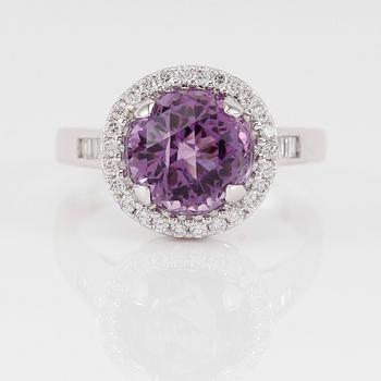 RING, 14K vitguld, ametist och diamanter.