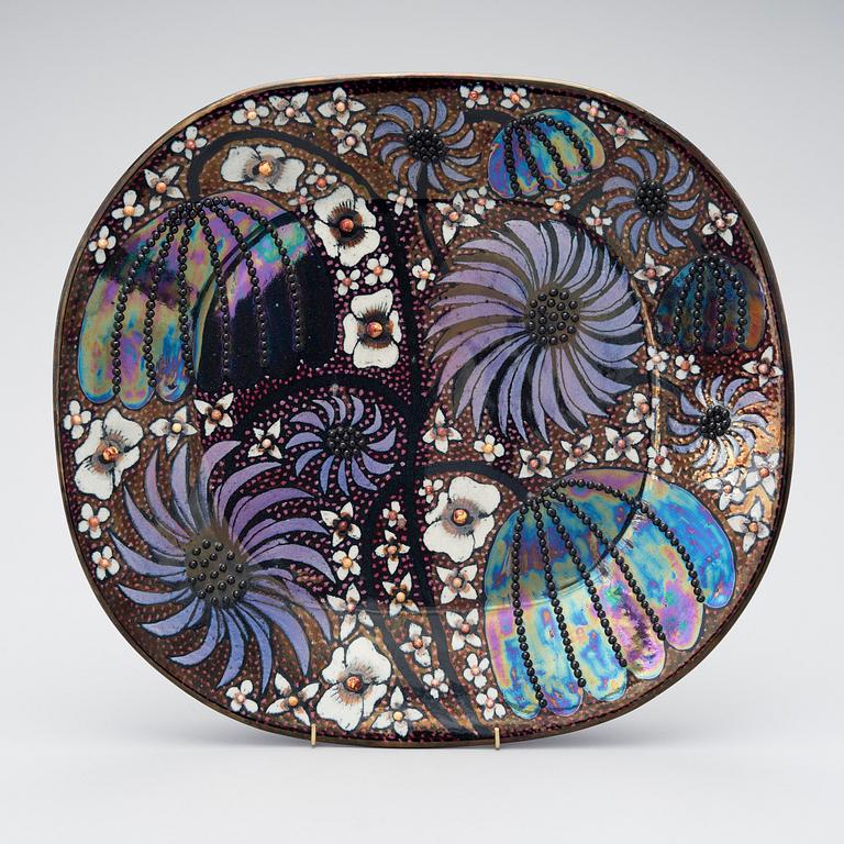 BIRGER KAIPIAINEN, A CERAMIC DISH. Signed Kaipiainen, Arabia. 1970s.