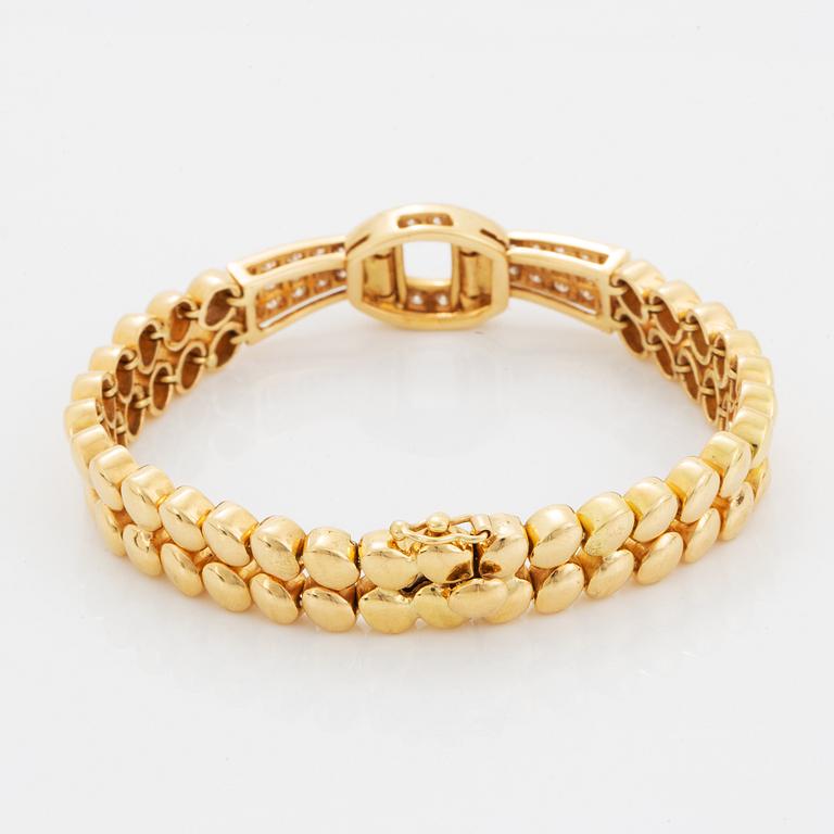 An 18K gold necklace and bracelet.