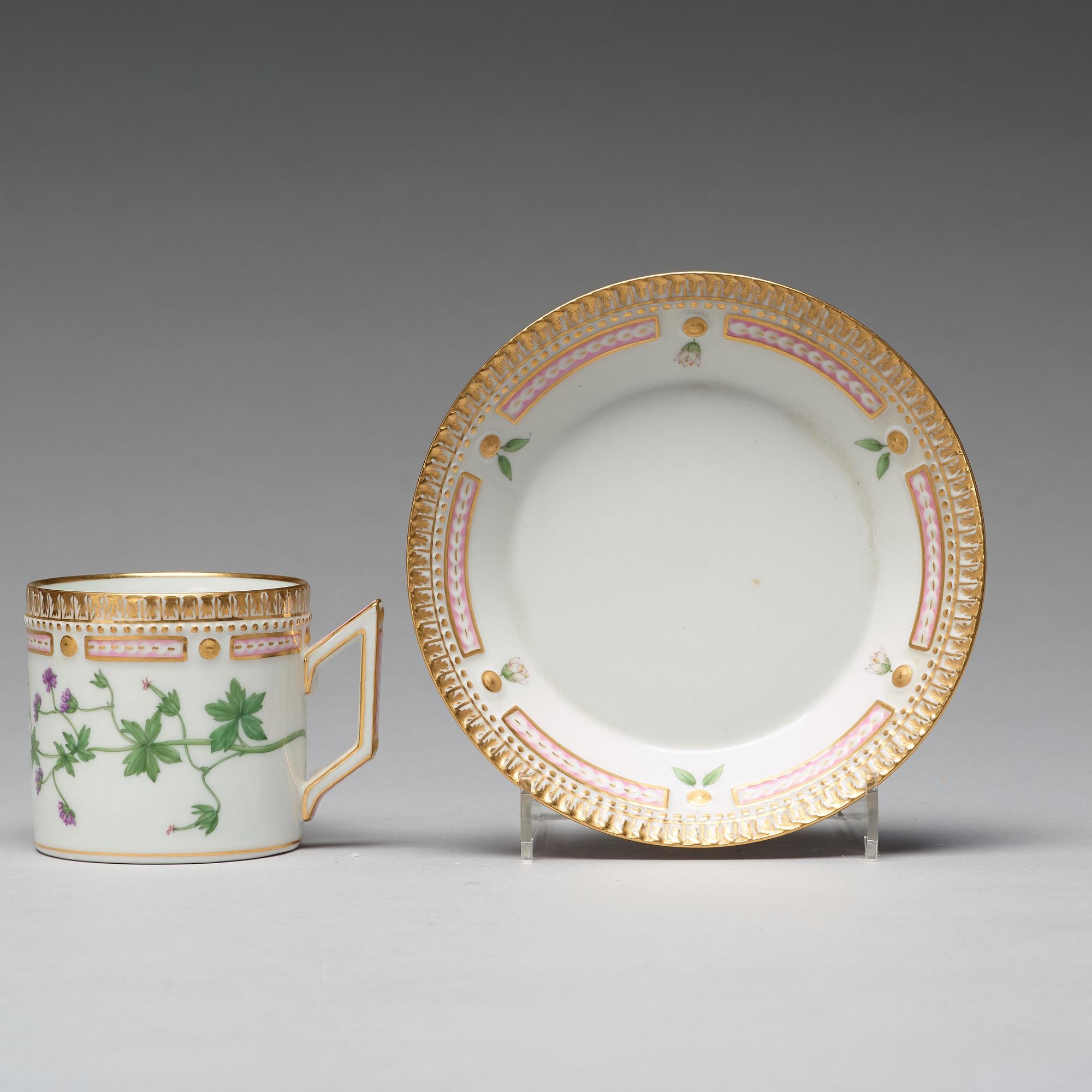 KAFFEKOPPAR med FAT, åtta stycken, porslin. "Flora Danica", Royal Copenhagen, Danmark.