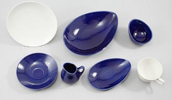 KAFFESERVISDELAR, 25 st, flintgods, "Blå Eld", Herta Bengtsson, Rörstrand, 1900-tal.