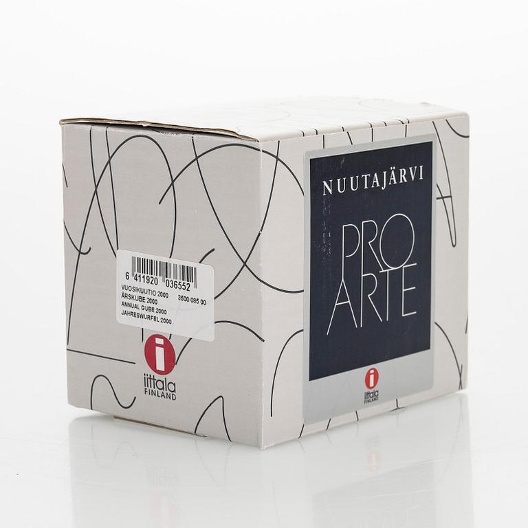 Oiva Toikka, vuosikuutio 2000, signeerattu Oiva Toikka Nuutajärvi 2000, 925/2000.