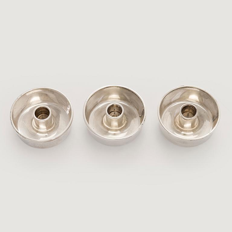 Bertel Gardberg, kynttilänjalkoja, 3 kpl, hopeaa, "Birgitta", malli 22908, Hopeatehdas Oy, Helsinki 1962-65.