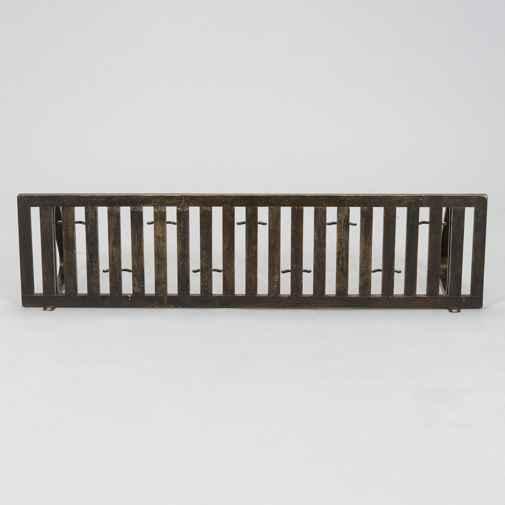 Alvar Aalto, hattuhylly / naulakko, malli 113, O.Y. Huonekalu-ja Rakennustyötehdas A.B. 1930-luvun alku.