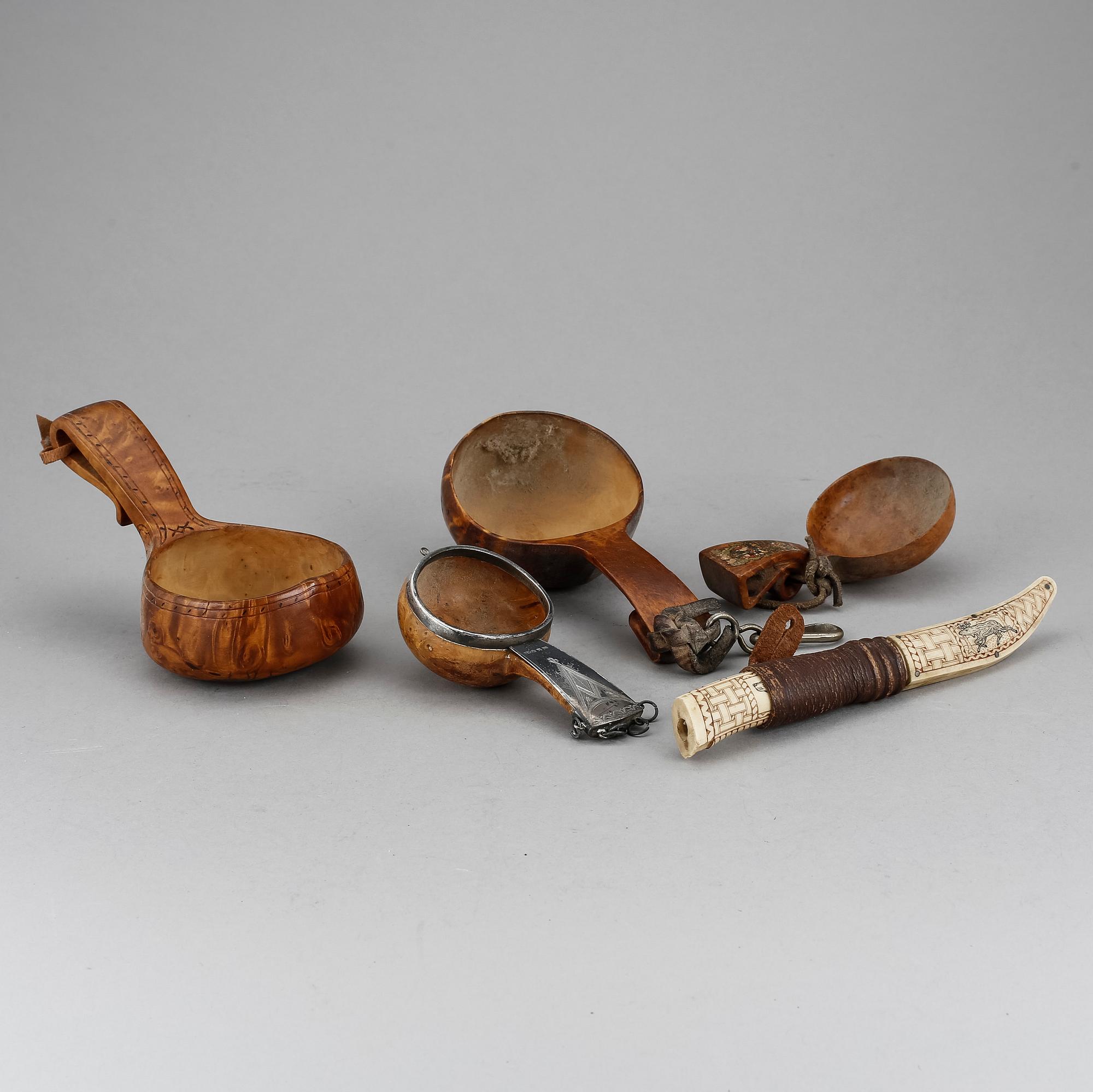 SAMEKNIV & 4 KÅSOR, en med silver av Nils Olof Lindbäck, Nederkalix, 1898.
