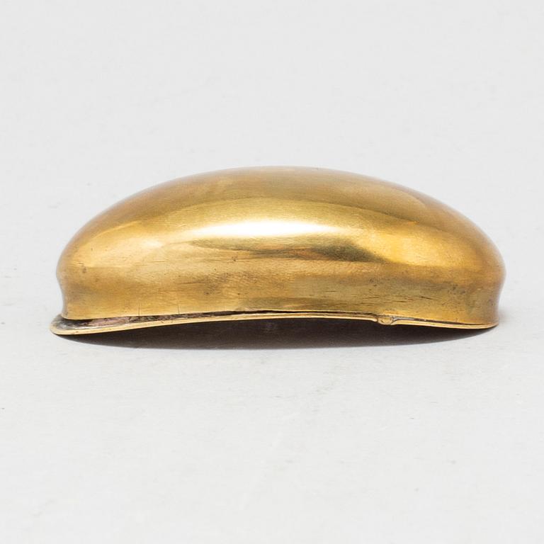 A BRASS SNUFF BOX, 18TH/19TH CENTURY.