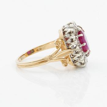 Ring, carmosé 9K gold with an oval-cut ruby and round brilliant-cut diamonds. Accompanied by a report from GCS.