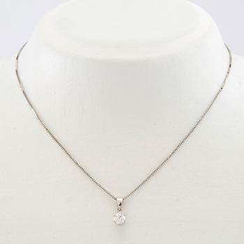 Halsband 18K vitguld med en rund briljantslipad diamant.
