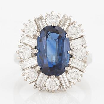 Ring in 18K white gold with a faceted sapphire and round brilliant and baguette-cut diamonds.