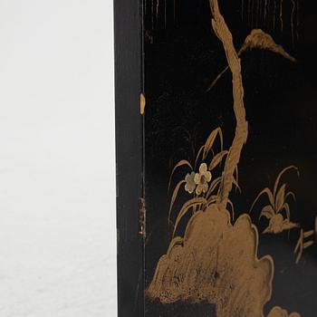 Vikskärm, lackat trä, omkring 1900-talets mitt.