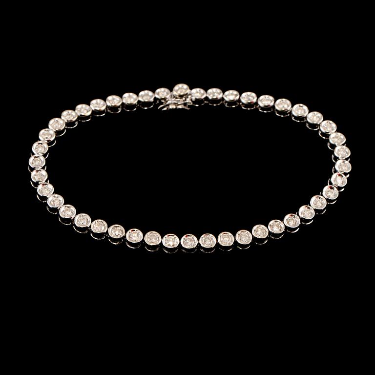 ARMBAND, 18k vitguld med briljantslipade diamanter, totalt 2.00 ct. Vikt 10 g.