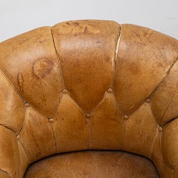 A pair of club armchairs, first half of the 20th Century.