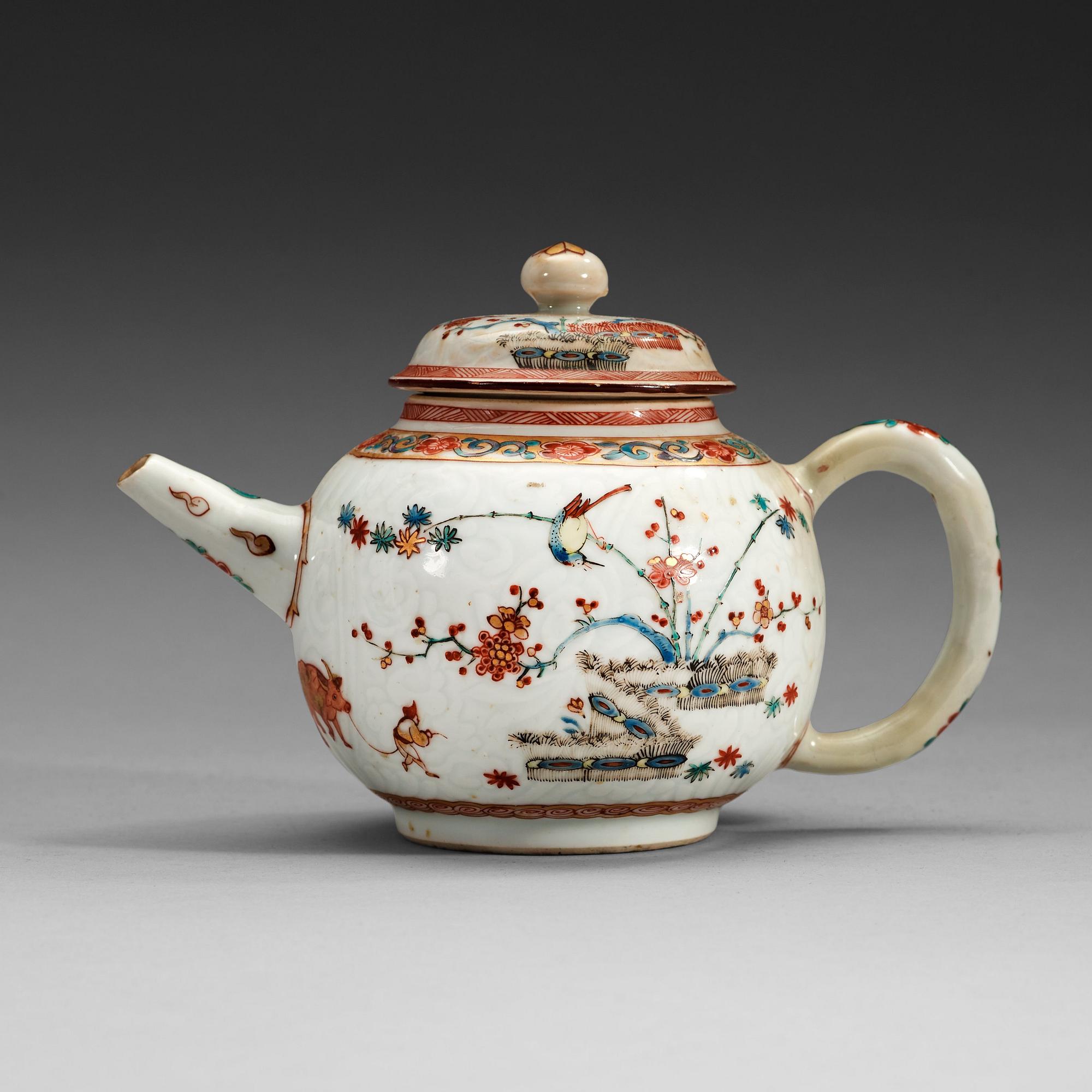 A famille verte kakiemon tea pot with cover, Qing dynasty, Kangxi (1662-1722).