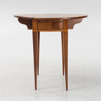 Drop-leaf table, circa 1800.