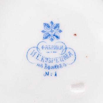 SMÖR-/ SYLTKÄRL och MINIATYRSAMOVAR, porslin, Kuznetsov, Ryssland kring 1900.