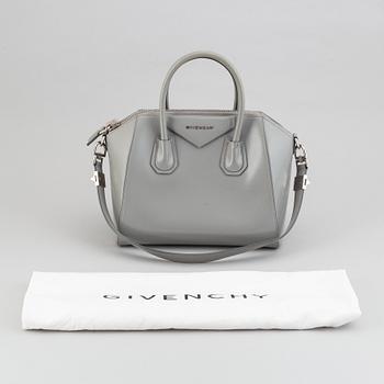 Givenchy, a grey leather 'Antigona Small' handbag.