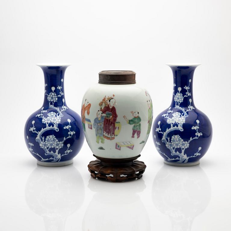 Vases, a pair, and a urn, porcelain, China, 19th/20th century.